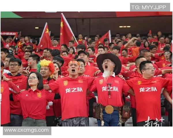 中国足球比赛直播现场热情高涨球迷齐聚为球队呐喊助威